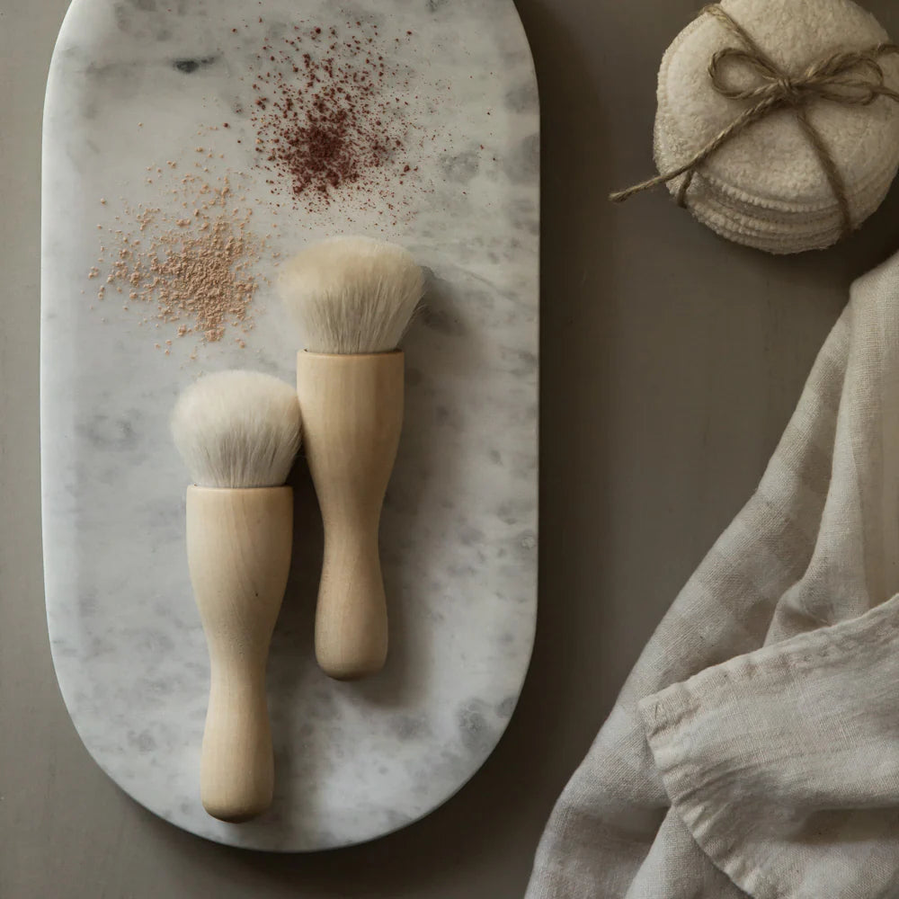 Makeup børste med gedehår til naturlig finish i elegant setting