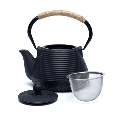 Sort te-kedel med infuser og låg til te-udstyr