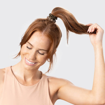 KITSCH Satin Scrunchies – 6 stk. skånsomme hårelastikker i bæredygtig satin. Beskytter håret mod brud og frizz, og giver et elegant look til hverdag og nat.