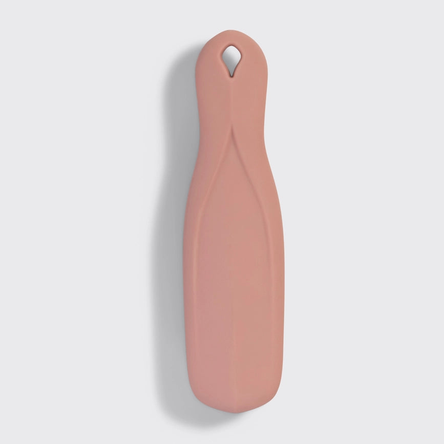 Nærbillede af rosa hovedbundsbørste med ergonomisk design, lavet af genbrugsmaterialer