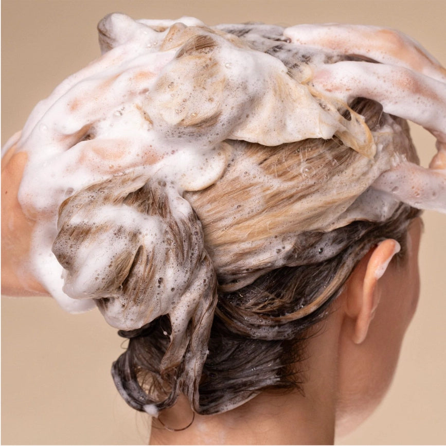 Før- og efterbillede af blond hår, viser forbedring i hårkvalitet efter brug af shampoo