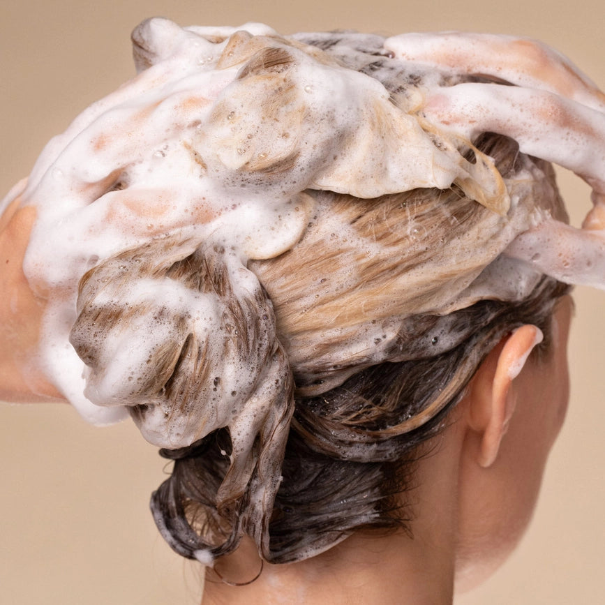Hårvask med skummende shampoo og balsam til fint hår