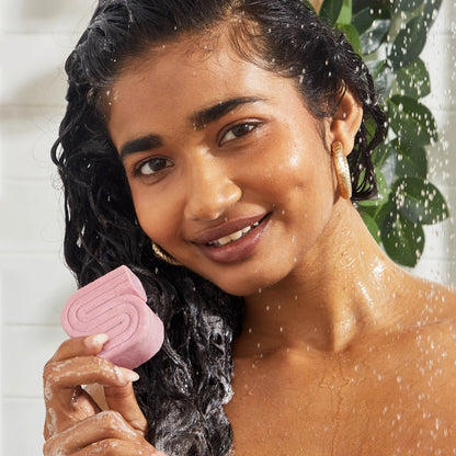 Kvinde med vådt, skinnende hår, bruger Kitsch shampoo &amp; balsam bar, fugtgivende hårpleje
