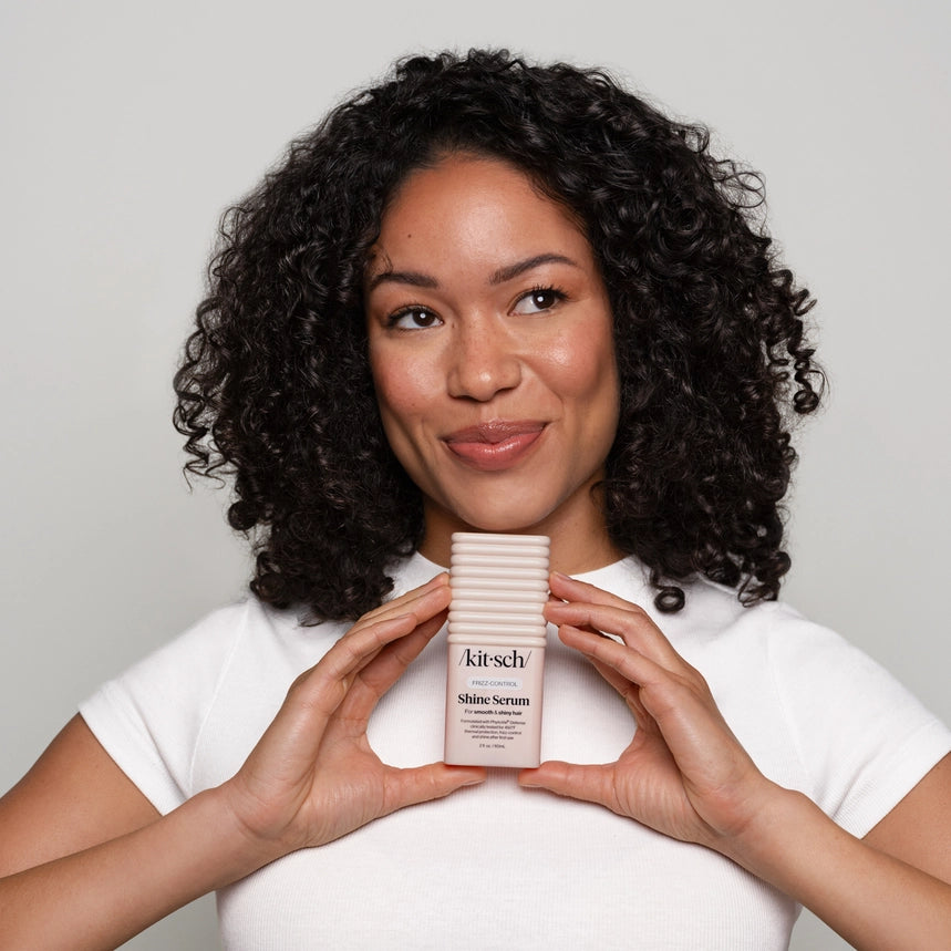 Et must-have serum til dig, der ønsker glansfuldt, velplejet og frizz-frit hår – med varmebeskyttelse og let finish i én og samme formel