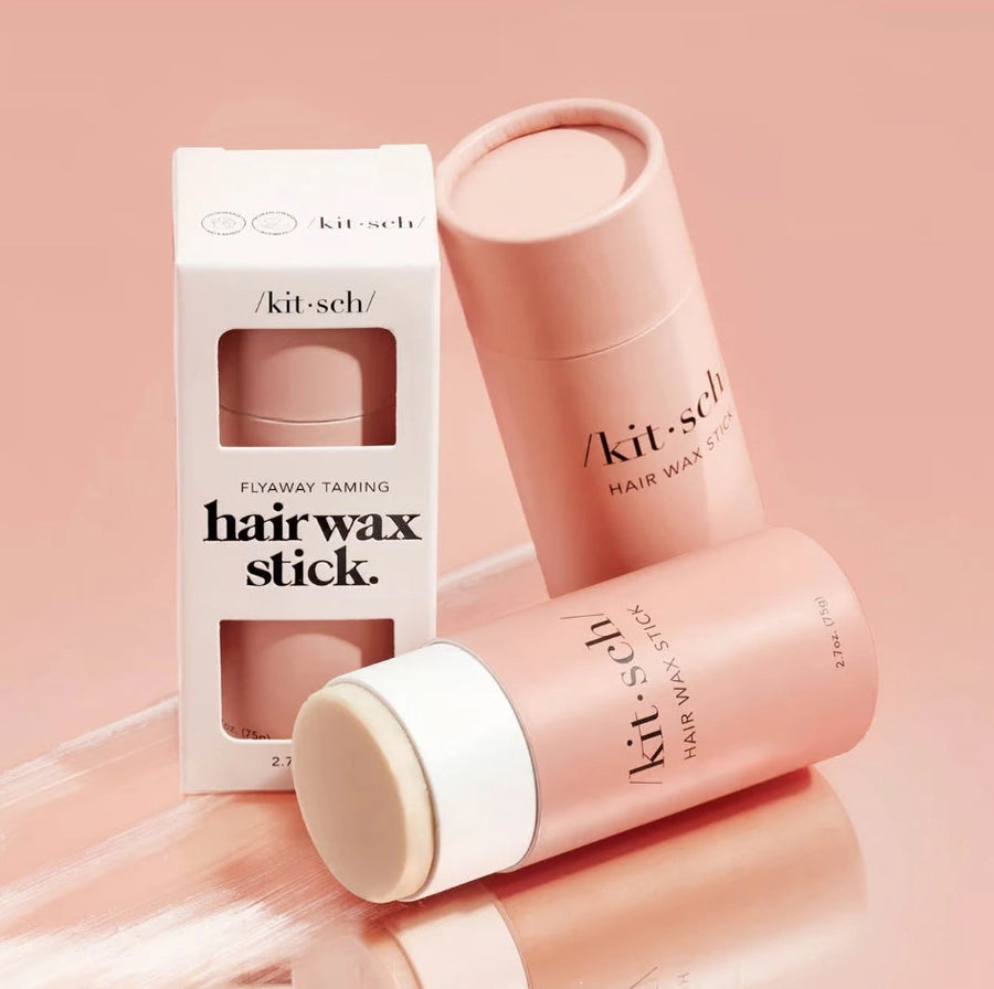 Få glat og kontrolleret hår med KITSCH hårvoks stick med castor oil. Vegansk, plejende og perfekt til flyaways og babyhår. Fri for sulfater og parabener.