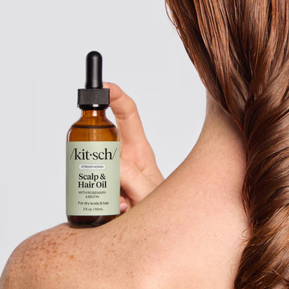 Kitsch hårolie med rosmarin og biotin på skulder
