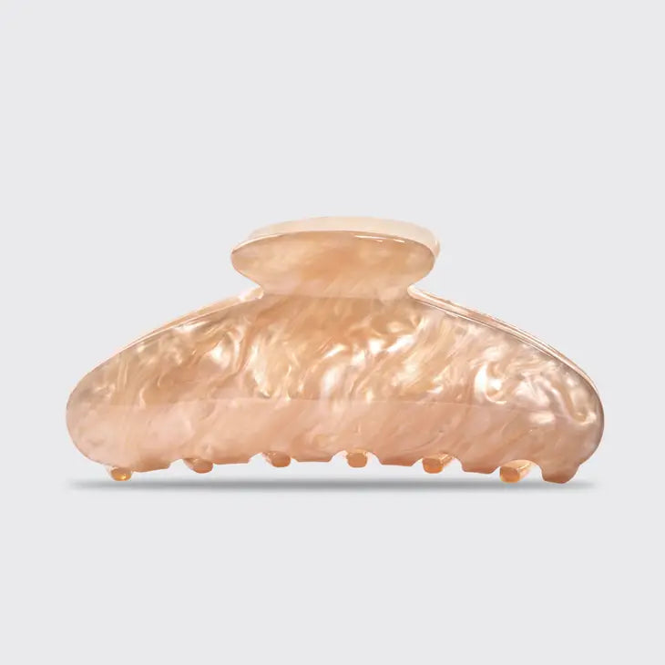 KITSCH Marble hårklemme i recycled plast kombinerer elegant marmordesign og bæredygtig kvalitet. Perfekt til både hverdag og fest.