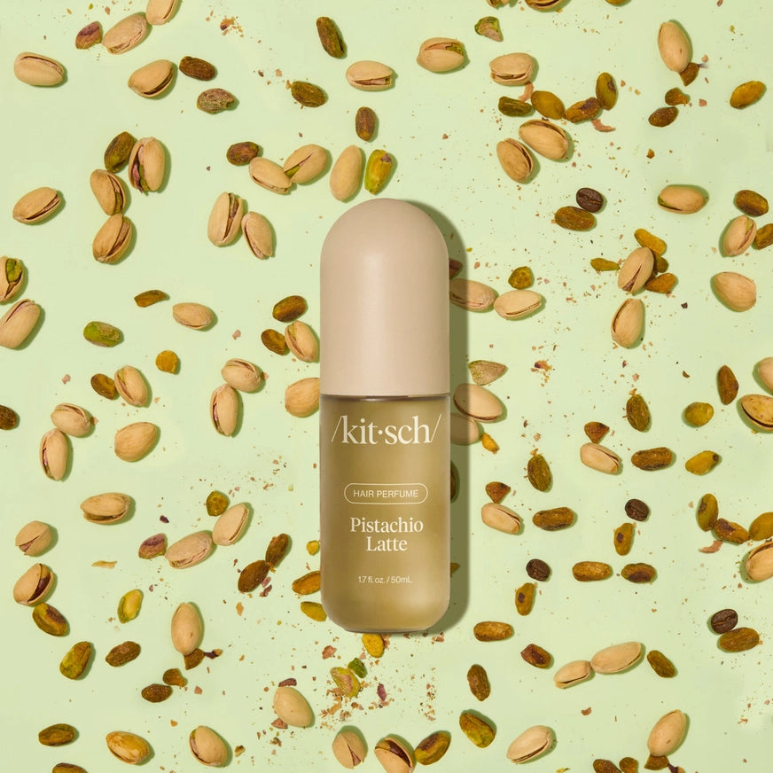 Kitsch Pistachio Latte hårparfume flaske omgivet af pistacienødder