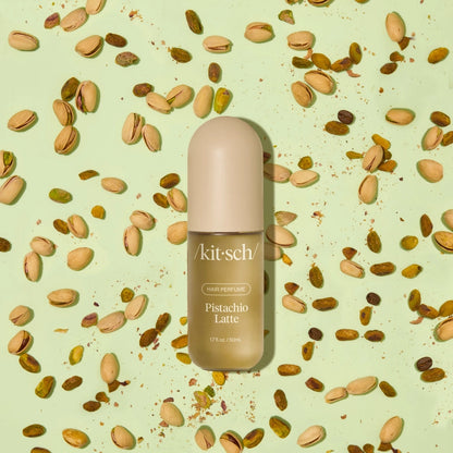 Kitsch Pistachio Latte hårparfume flaske omgivet af pistacienødder