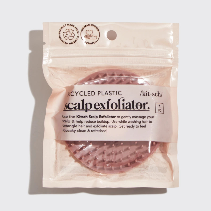 Forkæl din hovedbund med KITSCH Scalp Brush. Eksfolierende børste, der fjerner ophobninger, stimulerer hårvækst &amp; giver blød massage – bæredygtig &amp; vegansk.