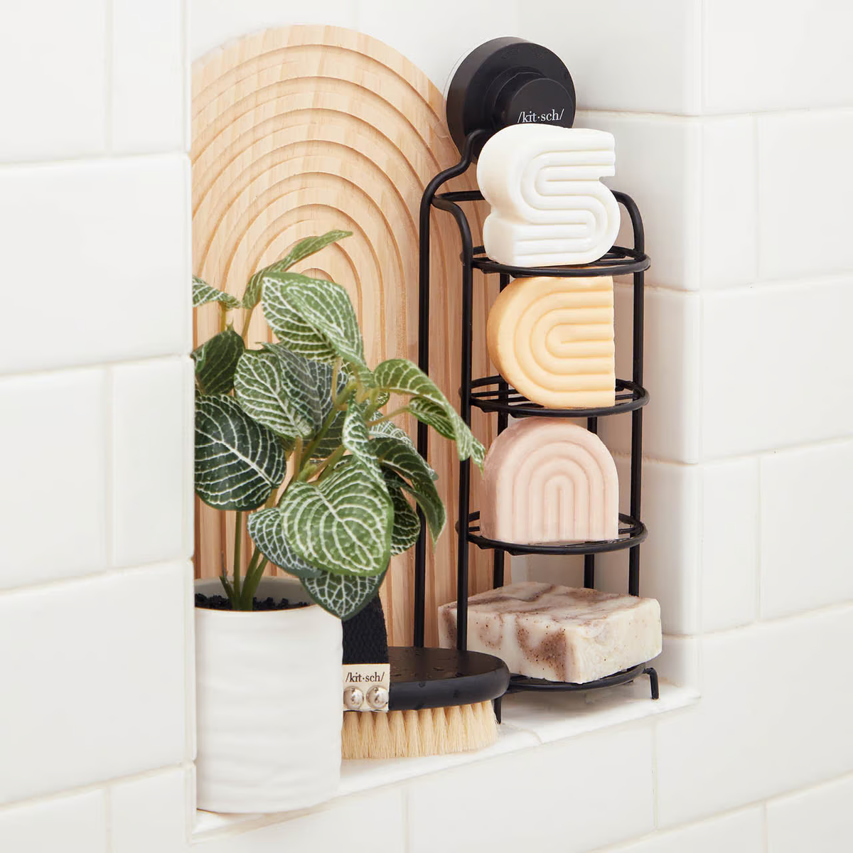 Hold dine shampoo bars, conditioner bars og sæber tørre og organiserede med KITSCH Self-Draining Shower Caddy. Elegant, rustfri sæbeholder med sugekop og fod – vegansk, bæredygtig og zero-waste designet.