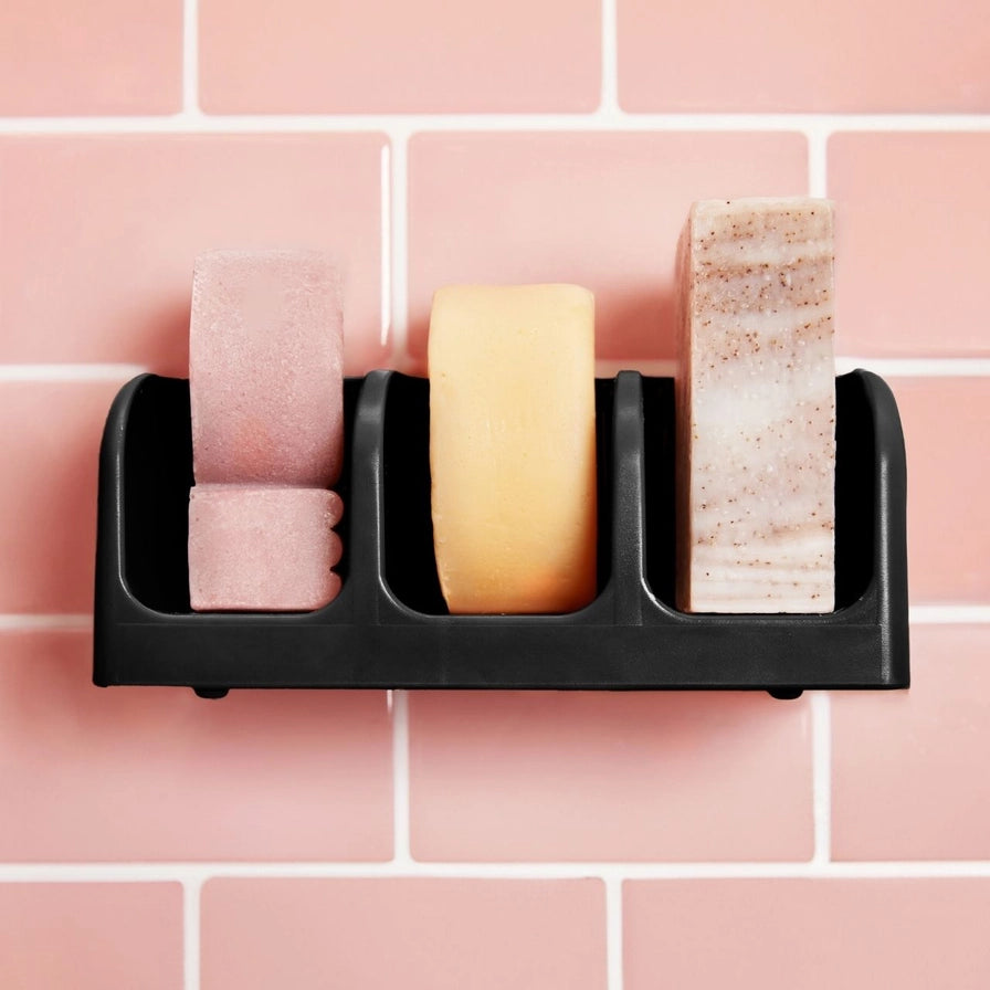 Hold dine shampoo-, conditioner- og body bars tørre og organiserede med KITSCH Self-Draining Soap Dish. Elegant sæbeholder med sugekopper, fremstillet af 100 % genbrugsplast – bæredygtig, funktionel og zero waste.