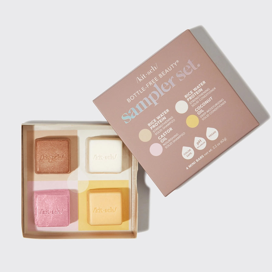 Prøv KITSCH’s populære shampoo og conditioner bars i mini-format. Naturlig, bæredygtig hårpleje med rice water, castor oil og kokosolie – styrke, glans og fugt i ét sæt.