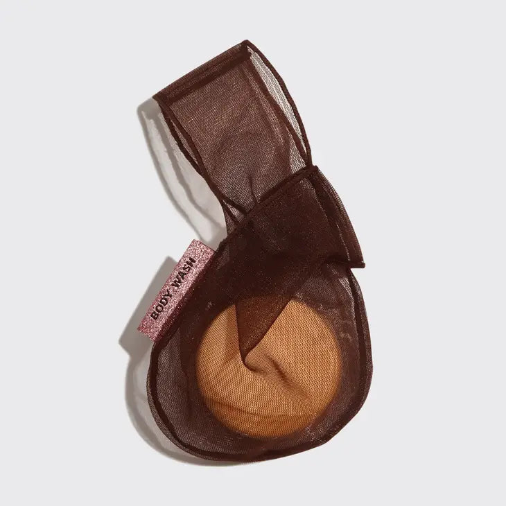 Forlæng levetiden på dine body bars og sæber med KITSCH Beauty Bar Saver Bag. En bæredygtig, vegansk sæbepose i genanvendt mesh, der sikrer hurtig tørring, lækkert skum og nul spild.