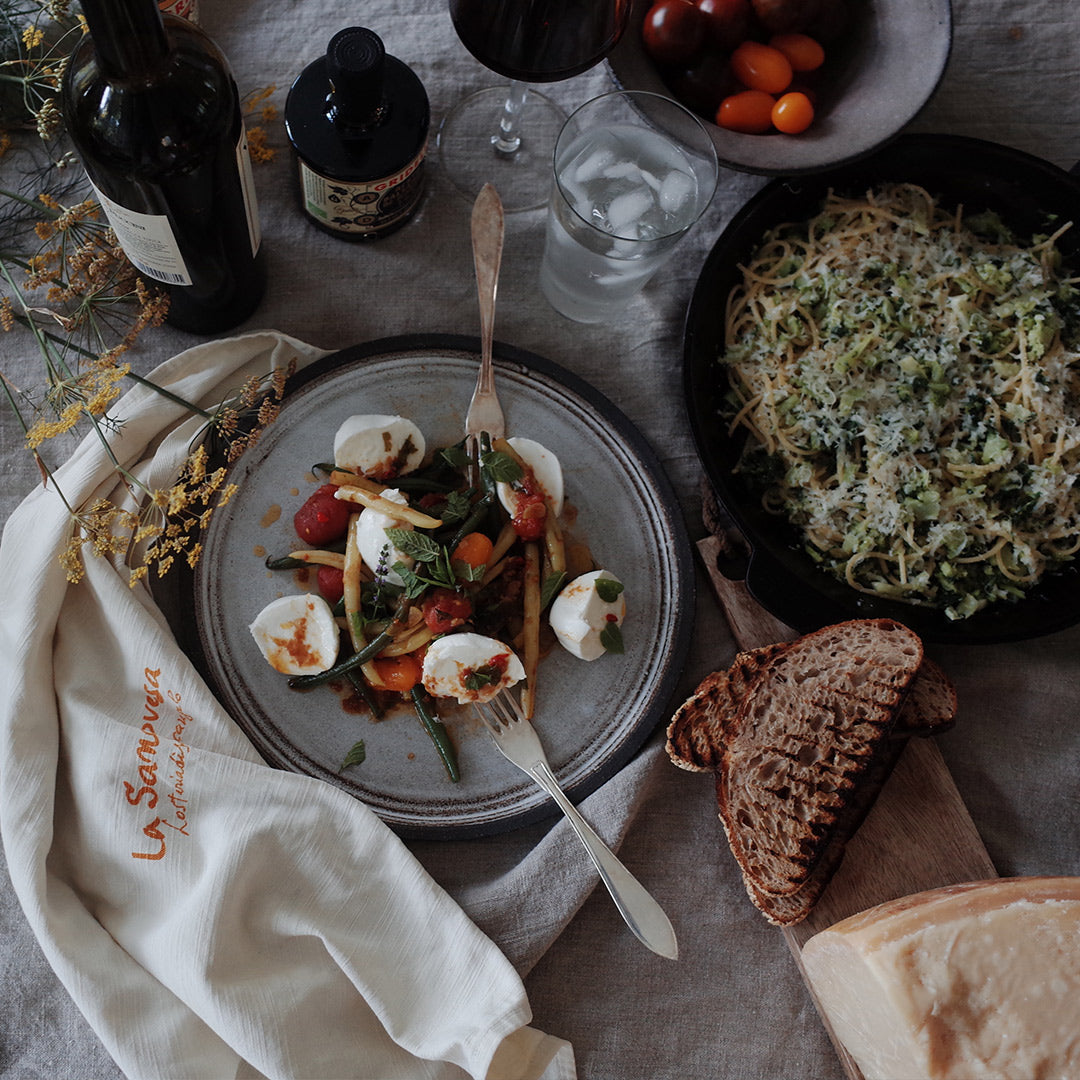 Færdigret med pasta, grøntsager og ost, madlavning med balsamico