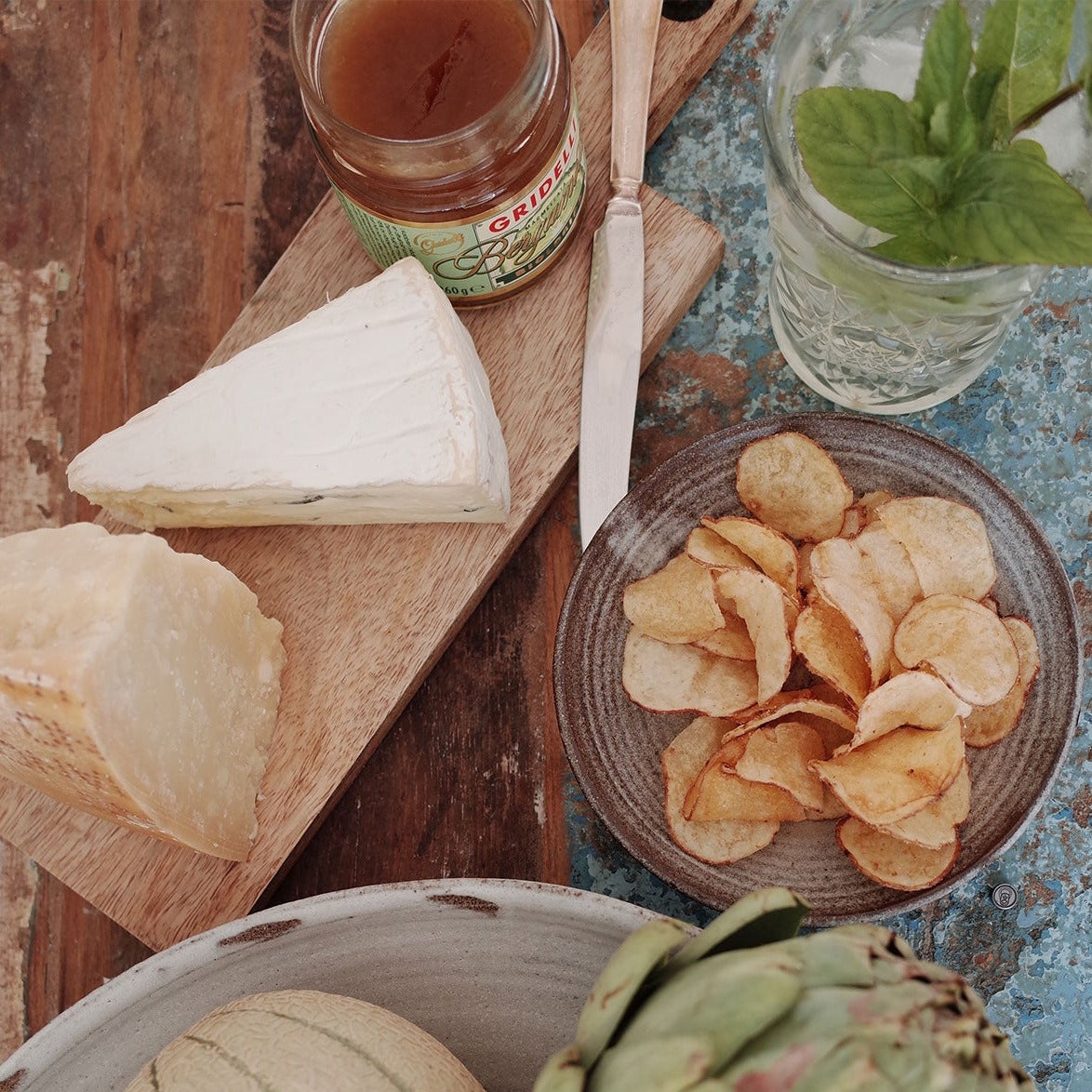 Bergamot marmelade serveret med ost og chips på træbord