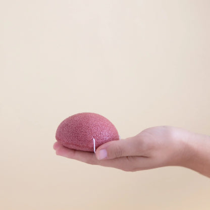 Pink konjac svamp til ansigt i hånd