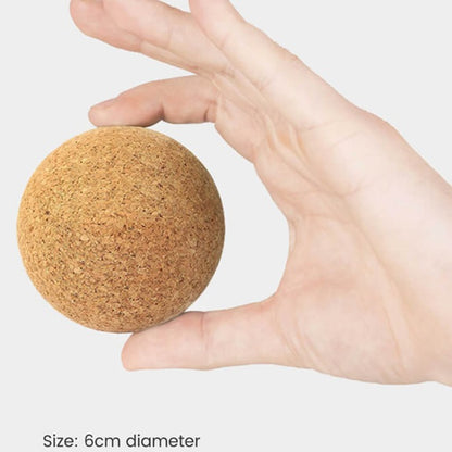 Hånd holder kork massagebold til selvpleje og triggerpunkt terapi