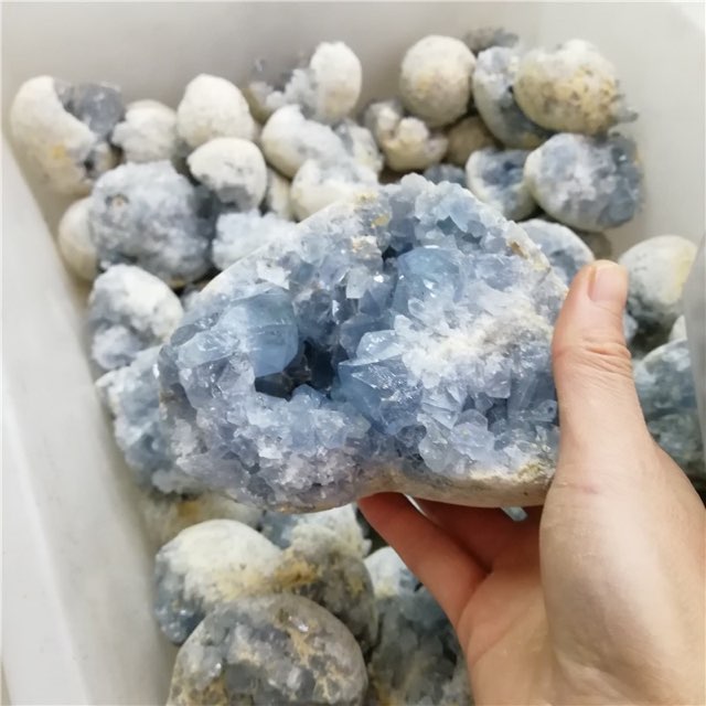 Smuk celestit geode &amp; klynge med fredfyldt, himmelblå energi. En sjælden krystal til indre ro, håb og spirituel fordybelse. Størrelse 3–10 cm.