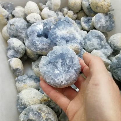 Smuk celestit geode &amp; klynge med fredfyldt, himmelblå energi. En sjælden krystal til indre ro, håb og spirituel fordybelse. Størrelse 3–10 cm.