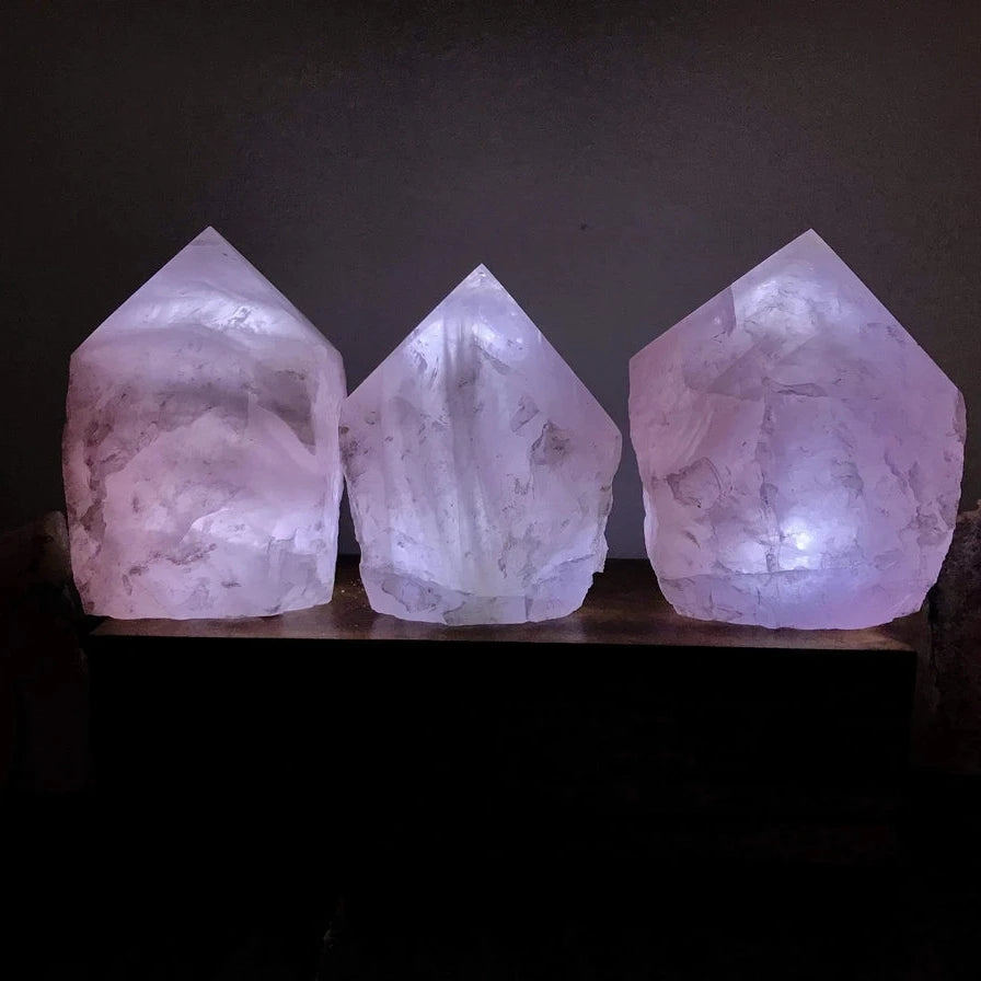 Krystallampe med LED i klar bjergkrystal