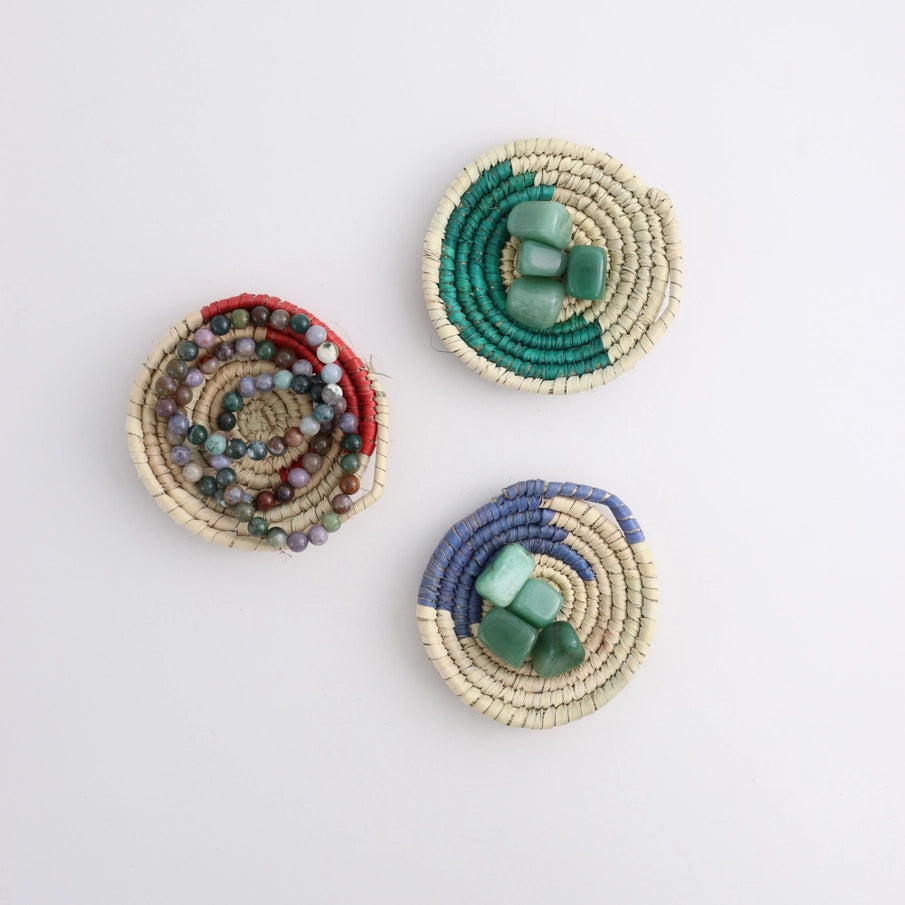 Håndflettet hamp kurv med farvede perler til opbevaring i boho stil