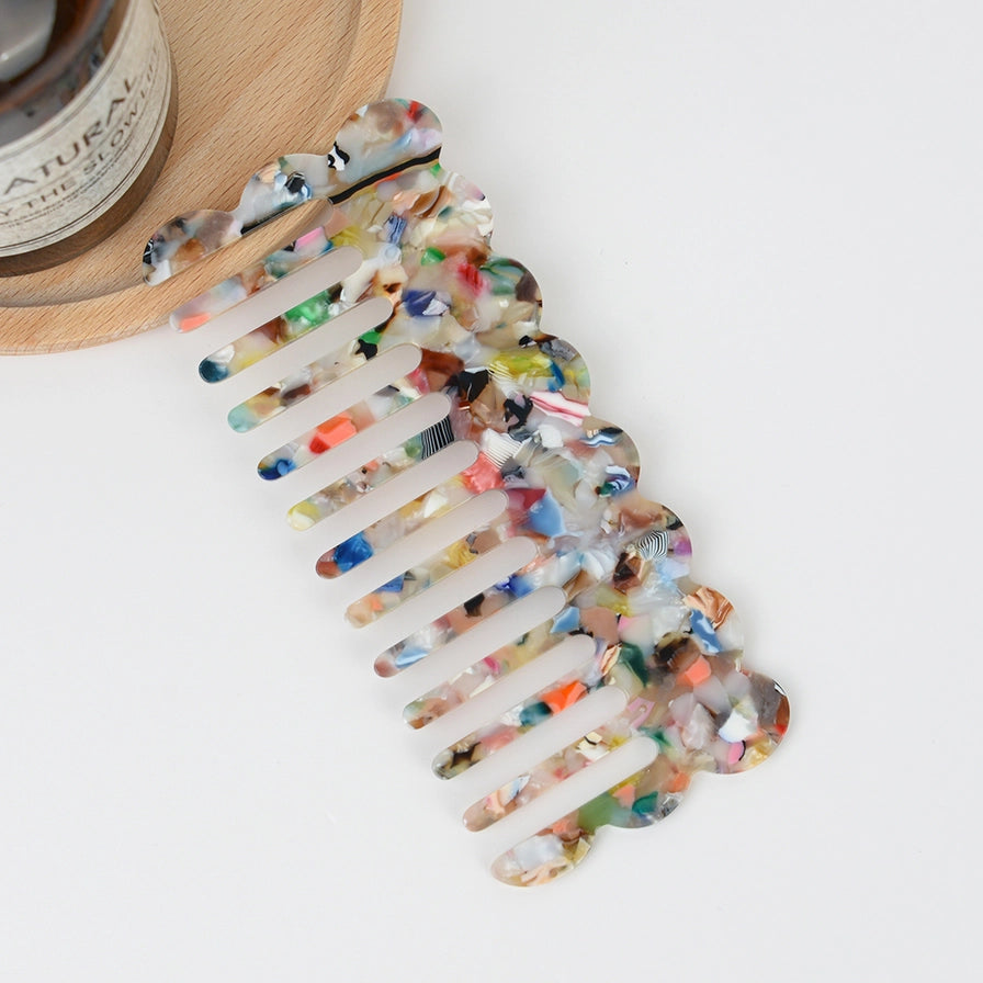 Miljøvenlig Detangling Kam i bio-plastic. Skånsom mod håret, lavet af eukalyptus-baseret acetat. Perfekt til daglig bæredygtig hårpleje.