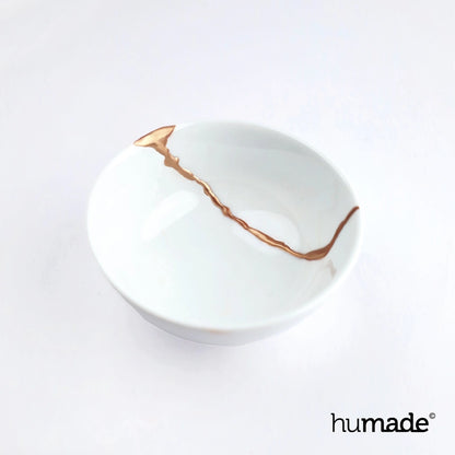 Detalje af kintsugi guld- og bronze-lim på porcelæn