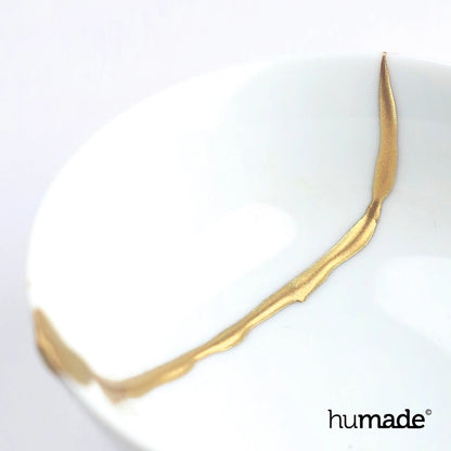 Repareret porcelænsgenstand med guldkrydsning i kintsugi stil