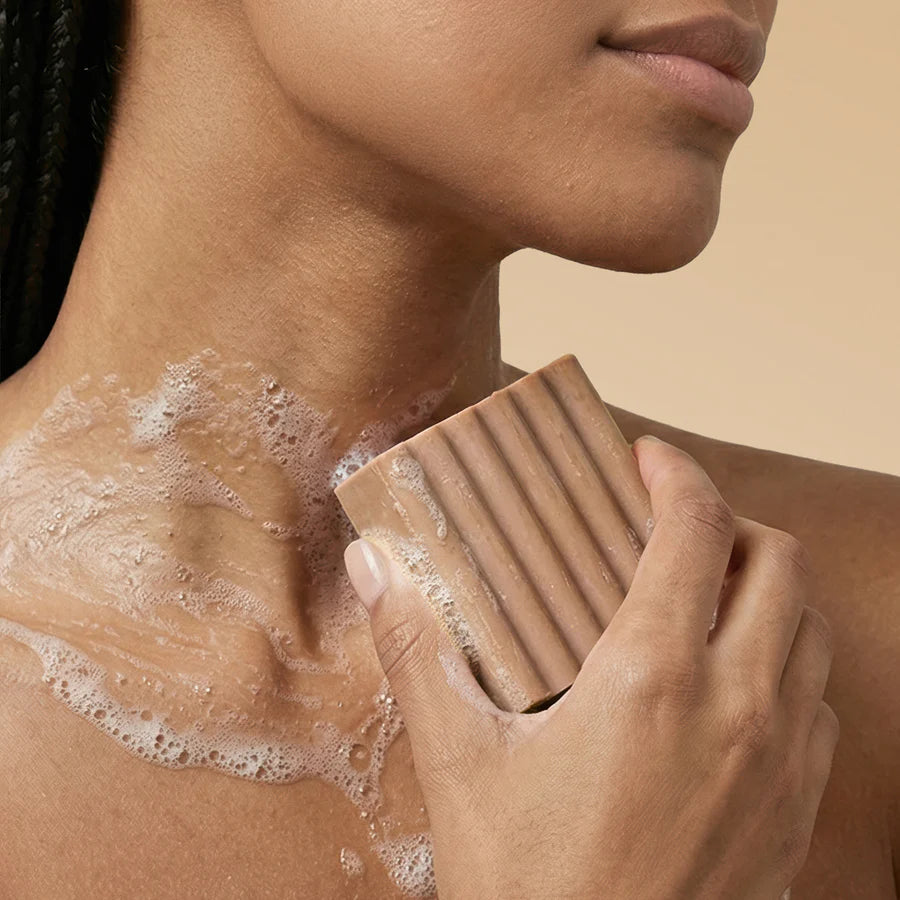 KITSCH Warm Sugar Body Wash Bar renser huden skånsomt med et cremet skum og omslutter kroppen i en varm duft af vanilje, spun sugar og pink grapefrugt 