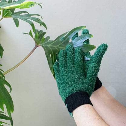 Hånd med plantehandske til rengøring