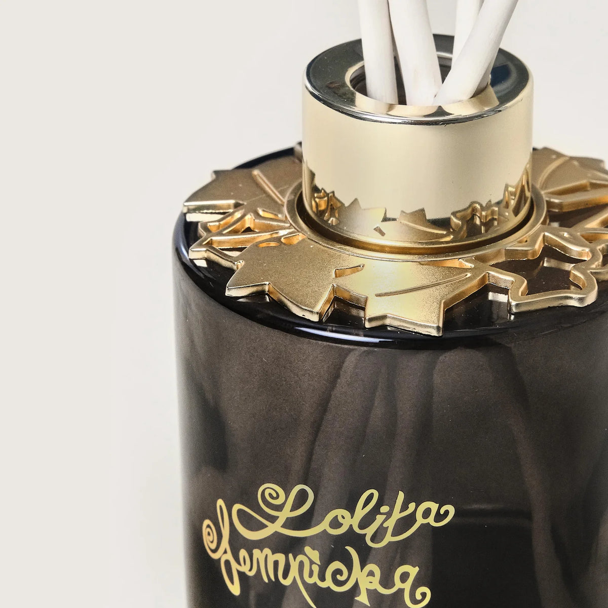 Maison Berger parfume med signaturduft og dekorative blomster- og insektdetaljer