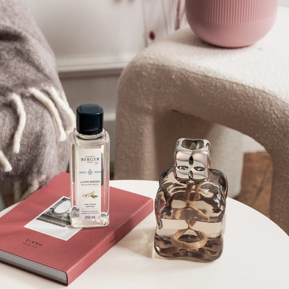 Maison Berger luftfrisker med rosa vase og beige tæppe