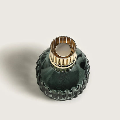 Green Cannelo duftlampe fra Maison Berger Paris – grafisk elegance i grønt glas, der renser luften og tilfører ro og raffinement til hjemmet