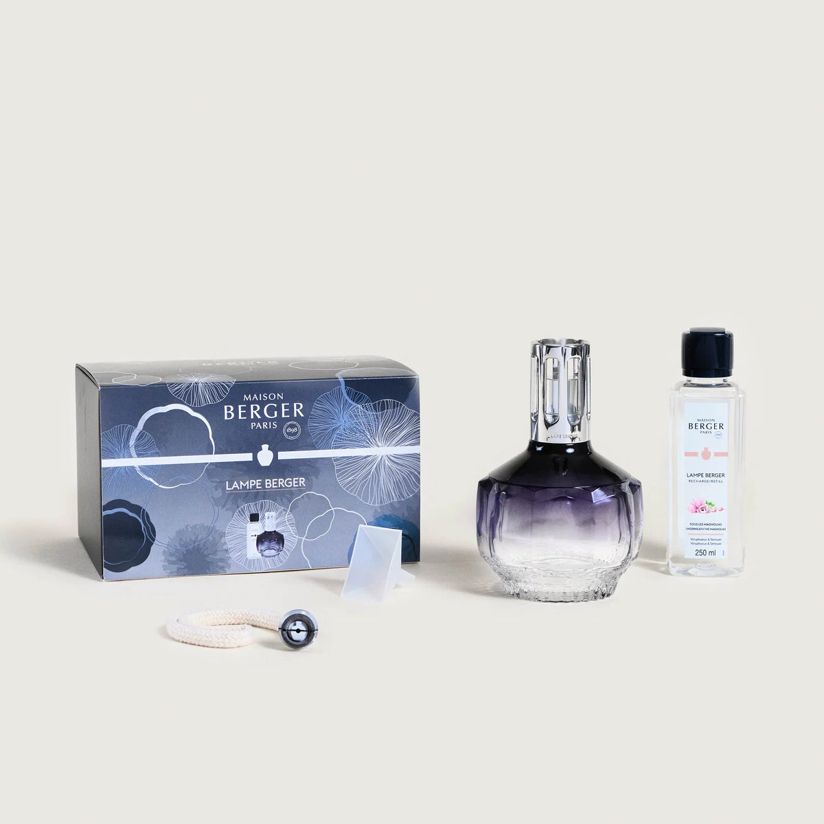 Maison Berger Paris Molecule duftlampe i Plum – et skulpturelt design af Serge Rusak, hvor dyb lilla elegance møder effektiv luftrensning og moderne fransk æstetik