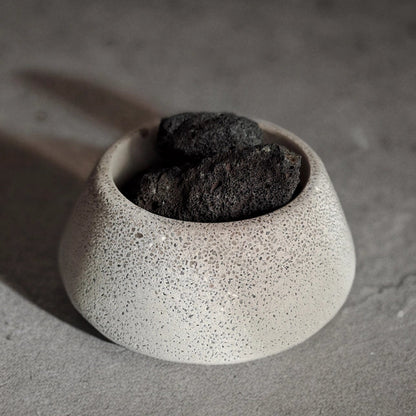 Lavasten og beton skål til æteriske olier i minimalistisk boligdesign