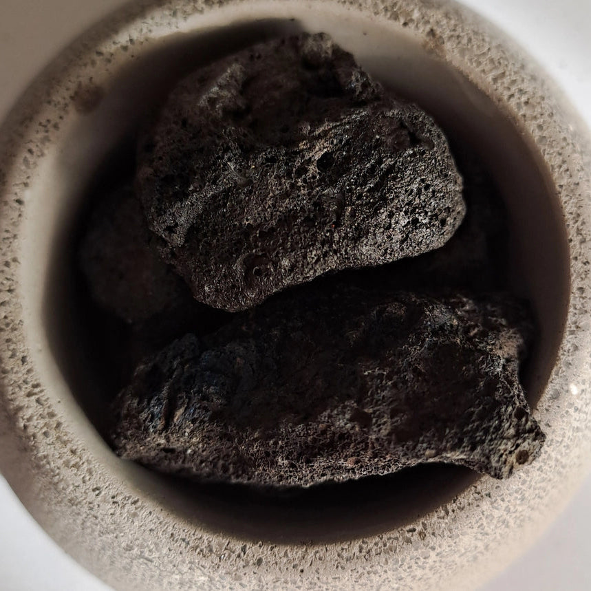 Nærbillede af vulkanske lavasten i beton skål til aromaterapi