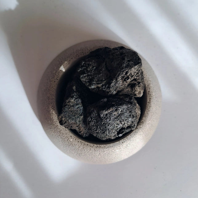 Top-down af lava sten i beton skål til aromaterapi og meditation