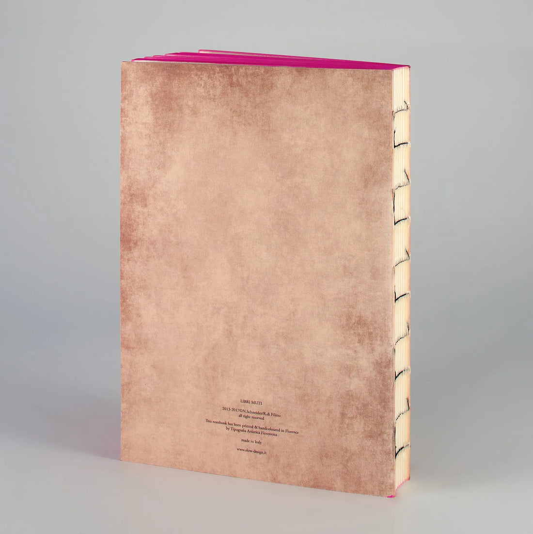 Eksklusiv håndlavet notesbog i rosa med italiensk design, perfekt til kreative noter og dagbog