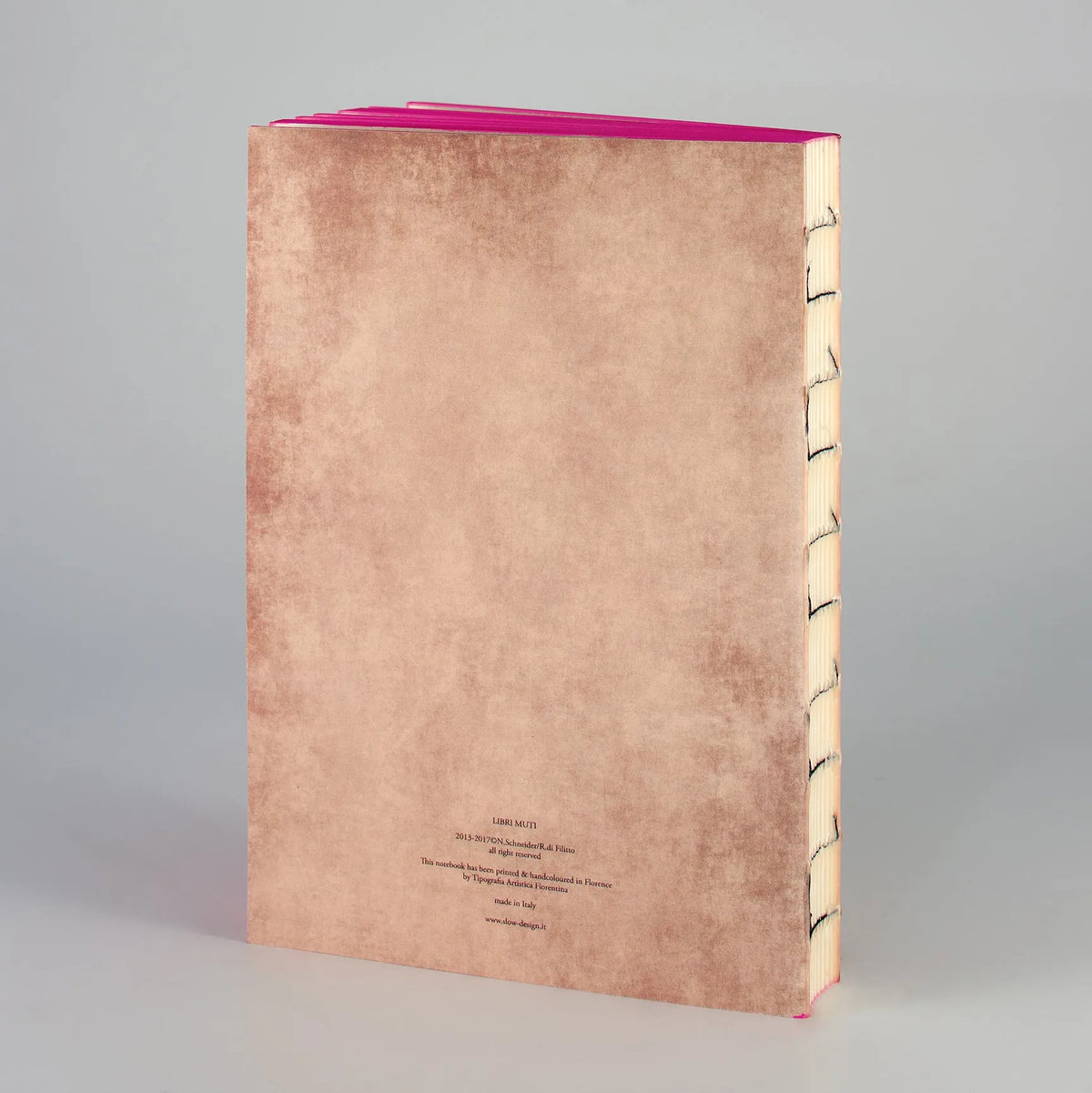 Eksklusiv håndlavet notesbog i rosa med italiensk design, perfekt til kreative noter og dagbog
