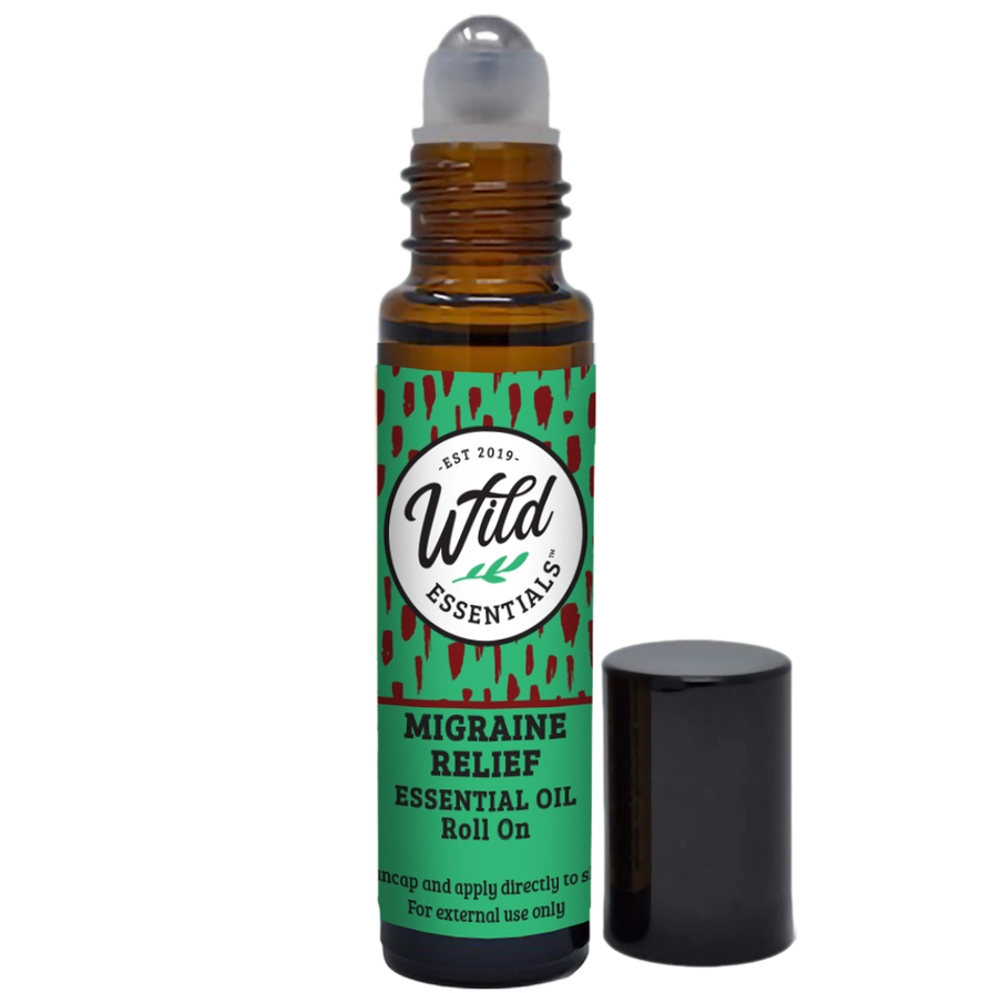 Nærbillede af aromaterapi roll-on med æteriske olier, klar til påføring på huden