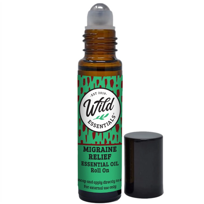 Nærbillede af aromaterapi roll-on med æteriske olier, klar til påføring på huden