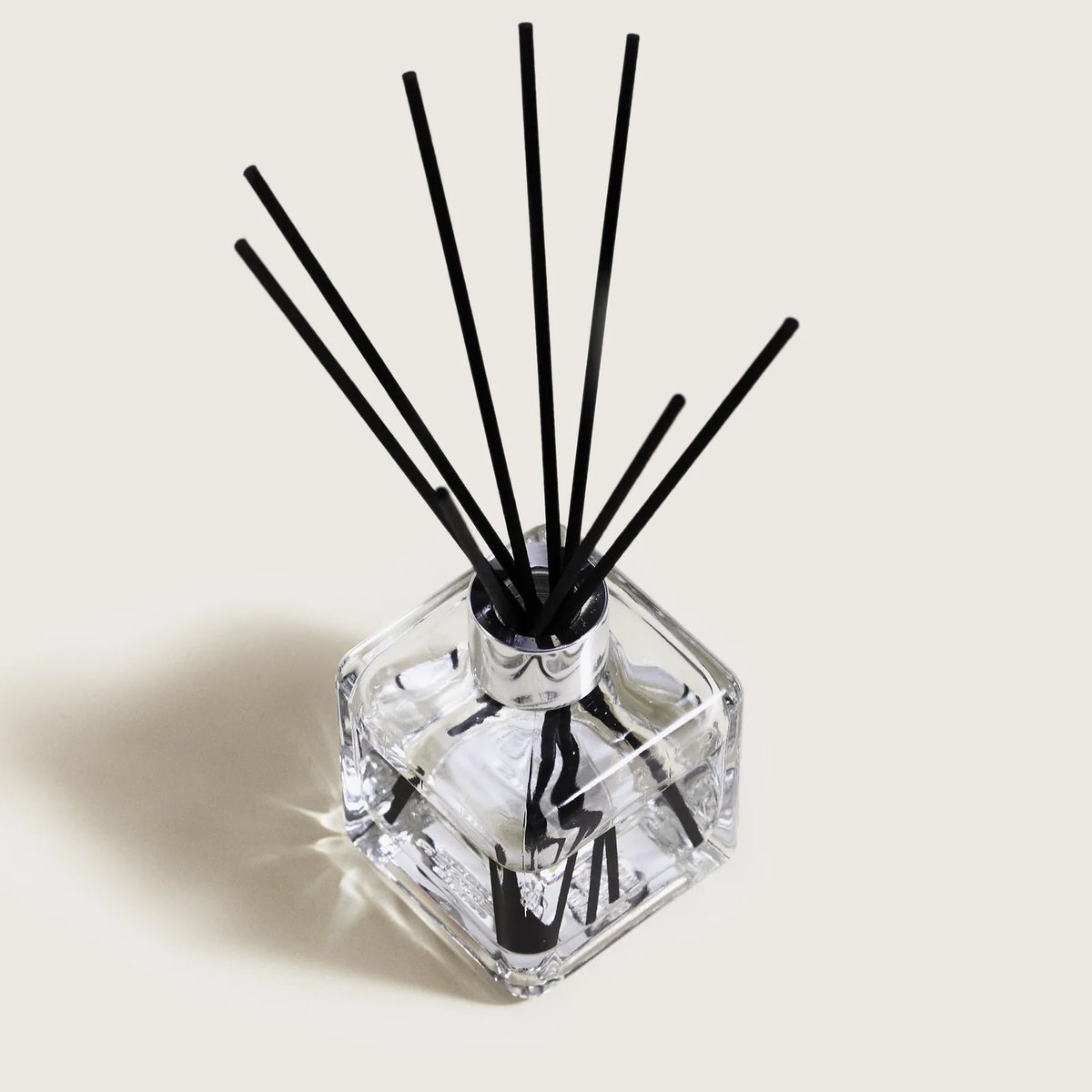 Sort duftpinde med Lady Flower fra Maison Berger Paris i glasflaske