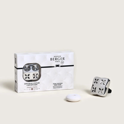 Elegant bil diffuser med duften Cosy Musk – en varm, ren og beroligende musk duft, der skaber velvære på hver køretur.