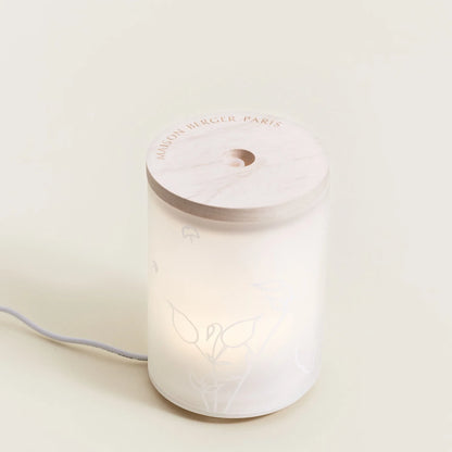 Aroma Relax Diffuser-sæt fra Maison Berger Paris – en harmonisk aromaterapi-oplevelse, der lindrer stress og forvandler dit hjem til et roligt fristed.