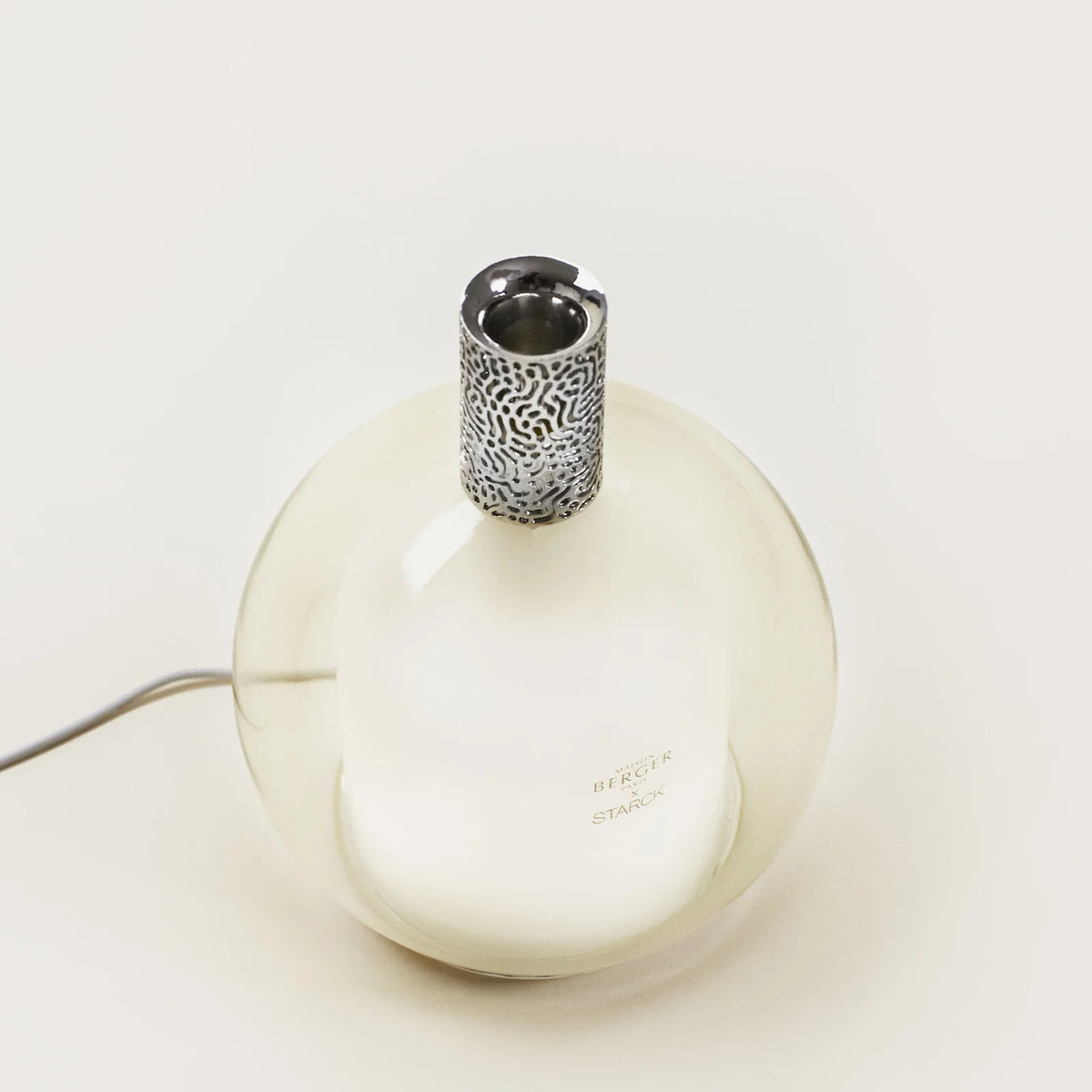 Philippe Starck Diffuser &amp; Peau d’Ailleurs – et eksklusivt diffuser-sæt, der fylder dit hjem med friskhed, mystik og tidløs elegance inspireret af det ukendte.
