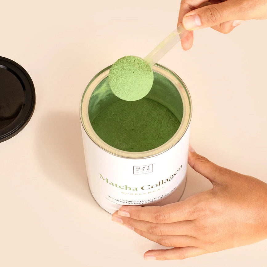 Hånd der måler matcha pulver til collagen shake
