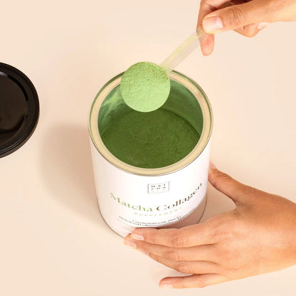 Hånd der måler matcha pulver til collagen shake