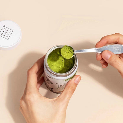 Matcha pulver i åbnet beholder, økologisk japansk matcha te