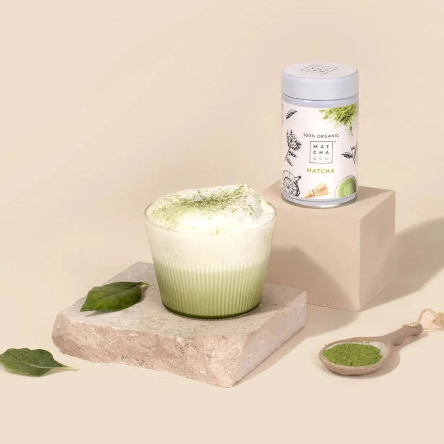 Matcha pulver i kop med skum, økologisk japansk matcha te
